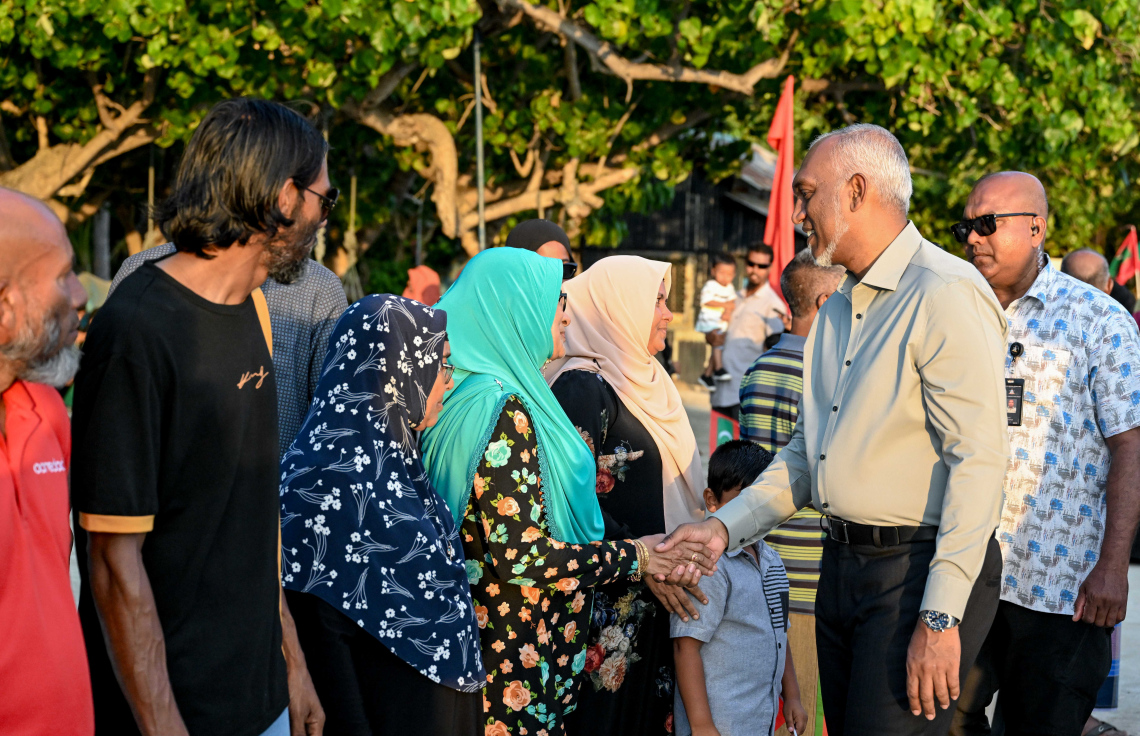 ރައީސް މުއިއްޒު އިއްޔެ މުލަކަށް ވަޑައިގަތުމުން އެ ރަށުން މަރުހަބާ ދަންނަވަނީ.---ފޮޓޯ: ރައީސް އޮފީސް