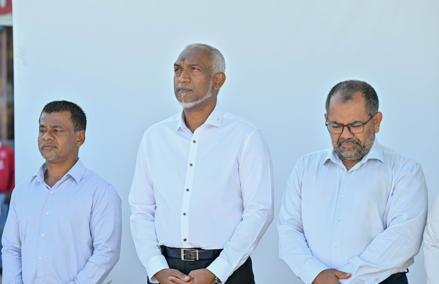 މުލަކު އާ ހޮސްޕިޓަލް އިމާރާތުގެ ބިންގާ އެޅުމުގެ ރަސްމިއްޔާތުގައި ރައީސް ޑރ. މުހައްމަދު މުއިއްޒު އާއި ހެލްތު މިނިސްޓަރު އަބްދުﷲ ނާޒިމާއި ފިނޭންސް މިނިސްޓަރު މޫސާ ޒަމީރު ބައިވެރިވެވަޑައިގަންވަނީ. -- ފޮޓޯ | ރައީސް އޮފީސް