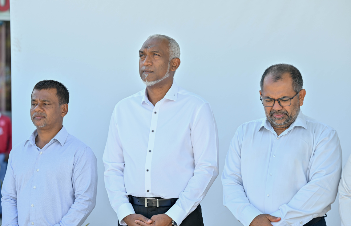 މުލަކު އާ ހޮސްޕިޓަލް އިމާރާތުގެ ބިންގާ އެޅުމުގެ ރަސްމިއްޔާތުގައި ރައީސް ޑރ. މުހައްމަދު މުއިއްޒު އާއި ހެލްތު މިނިސްޓަރު އަބްދުﷲ ނާޒިމާއި ފިނޭންސް މިނިސްޓަރު މޫސާ ޒަމީރު ބައިވެރިވެވަޑައިގަންވަނީ. -- ފޮޓޯ | ރައީސް އޮފީސް