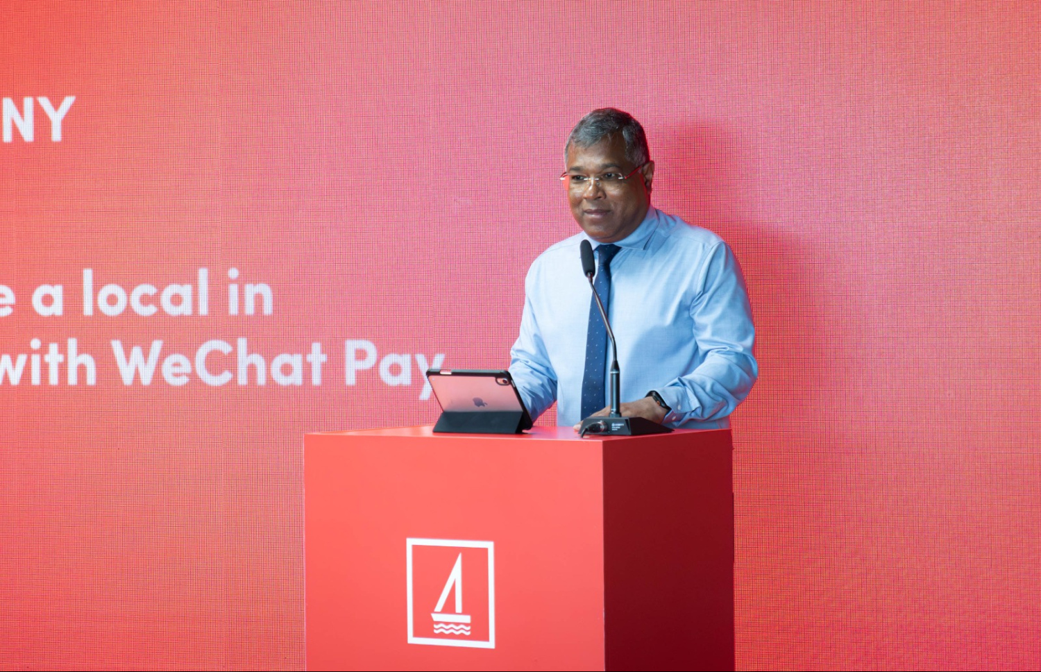 ޔުއާން އެކައުންު ތައާރަފްކުރުމުގެ ރަސްމިއްޔާތުގައި ބީއެމްއެލްގެ މެނޭޖިން ޑިރެކްޓަރު އަދި ސީއީއޯ މުހައްމަދު ޝަރީފް ވާހަކަދައްކަވަނީ.--- ފޮޓޯ:ބީއެމްއެލް