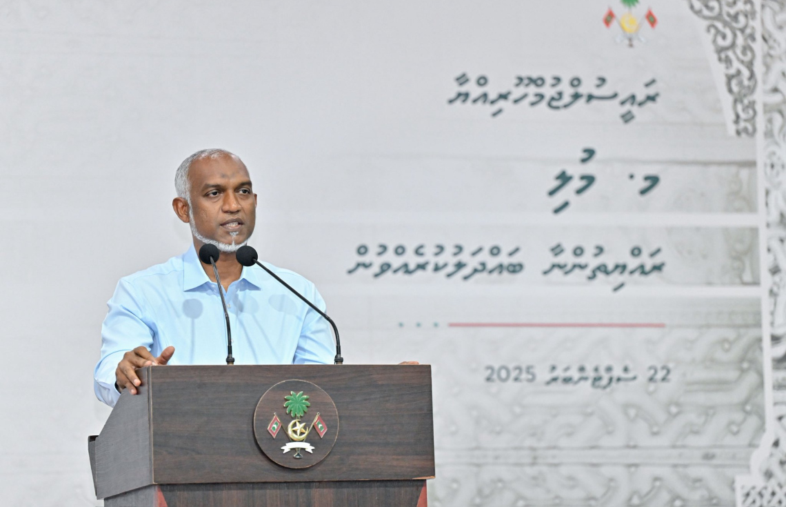 ރައީސް ޑރ. މުހައްމަދު މުއިއްޒު މ. މުލީ ރައްޔިތުންނާ ބައްދަލުކުރައްވާ ވާހަކަފުޅު ދައްކަވަނީ.