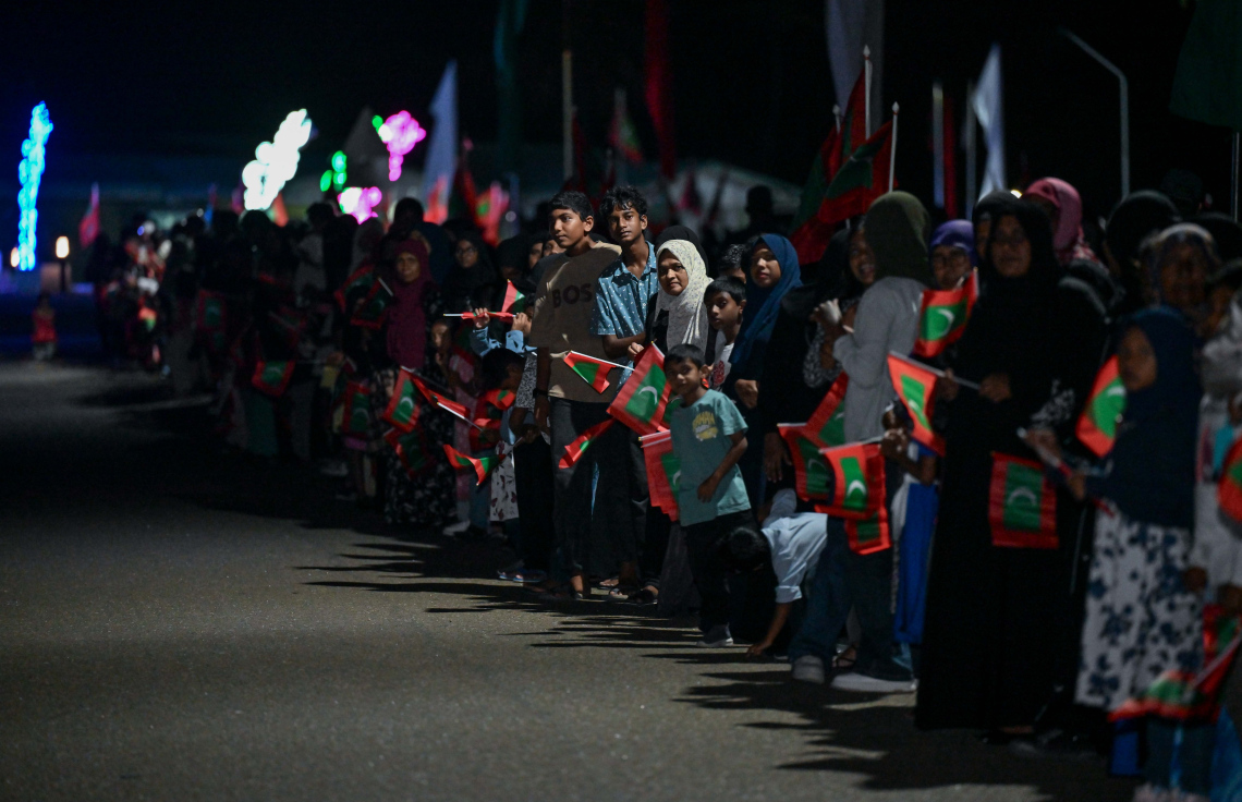 ރައީސް ޑރ. މުހައްމަދު މުއިއްޒު ތ. ވިލުފުއްޓަށް ވަޑައިގަތުމުން މަރުހަބާ ކިޔަން ނިކުތް އެ ރަށު ރައްޔިތުން-- ފޮޓޯ: ރައީސް އޮފީސް