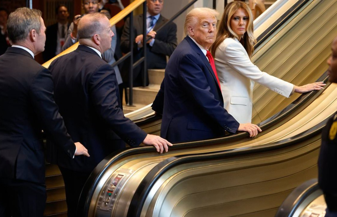 ޓްރަމްޕުގެ އެސްކަލޭޓަރާއި ޓެލެޕްރޮމްޕްޓާ ނުހިނގި