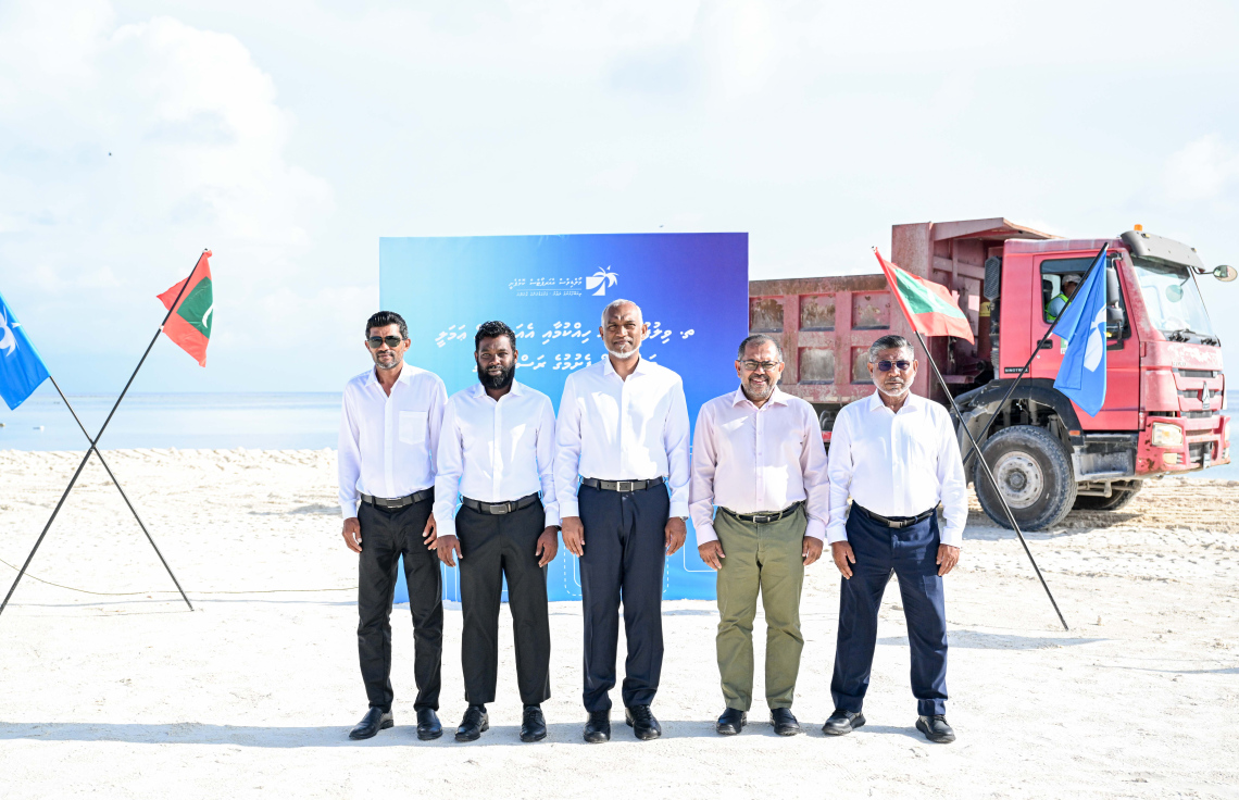 ވިލުފުށި އެއާޕޯޓަށް ބޭނުންވާ ބިން ހިއްކުމުގެ އަމަލީ މަސައްކަތް ފެށުމަށް މިއަދު ބޭއްވި ރަސްމިއްޔާތުގައި ރައީސް މުއިއްޒު އެހެން ބޭފުޅުންނާ އެކު ބައިވެރިވެވަޑައިގަންނަވަނީ.---ފޮޓޯ: ރައީސް އޮފީސް