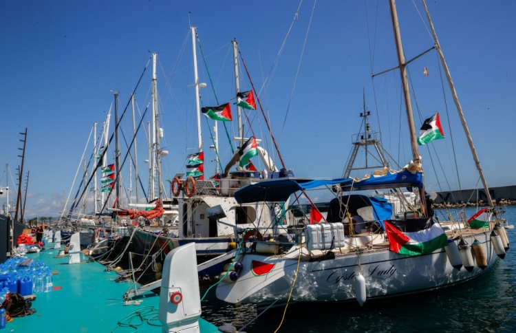 ގްލޯބަލް ސުމުދް ފްލޮޓީލާގެ އުޅަނދުތަކެއް ޣައްޒާއަށް ދަތުރު ފެށުމުގެ ކުރިން ސްޕެއިންގެ ބާސެލޯނާ ބަނދަރުގައި. -- ފޮޓޯ: ރޮއިޓާޒް