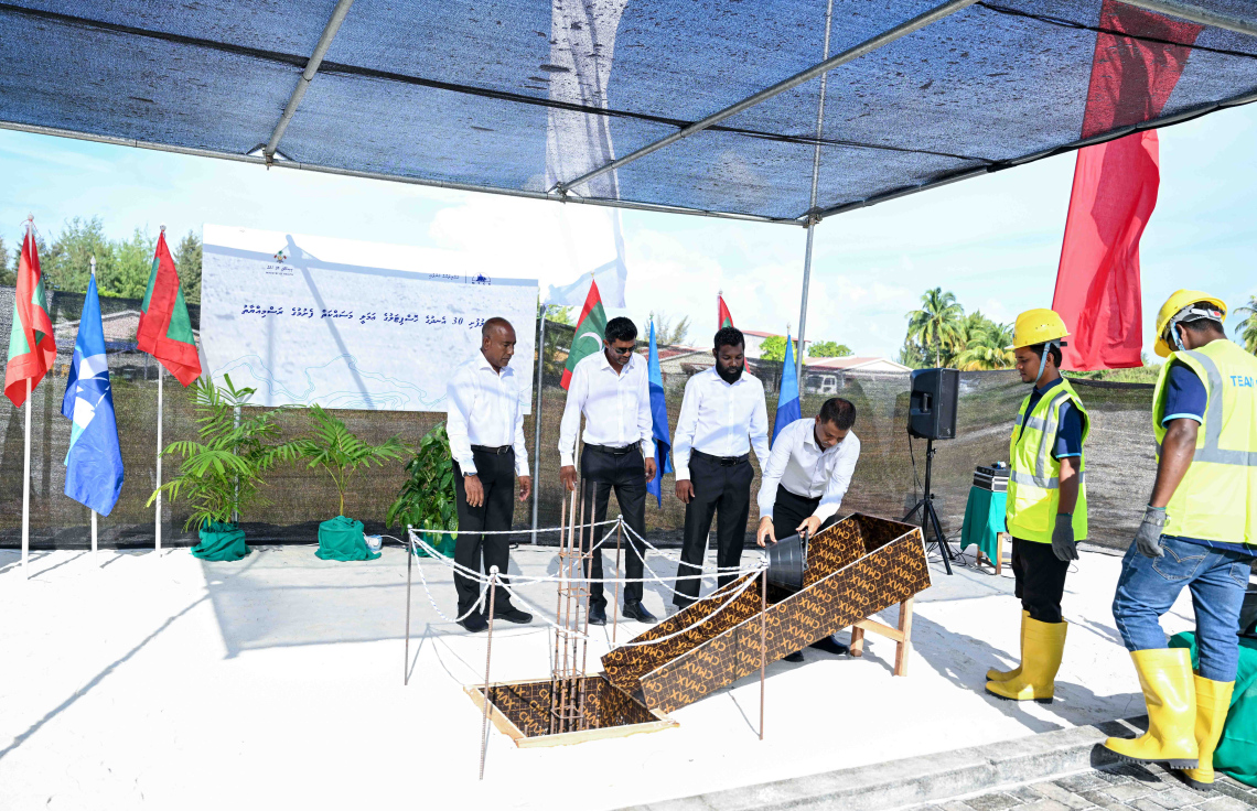 ވިލުފުށީގައި އިމާރާތްކުރާ 30 އެނދުގެ ހޮސްޕިޓަލްގެ ބިންގާ ހެލްތު މިނިސްޓަރު ނާޒިމް މިއަދު އަޅުއްވައި ދެއްވަނީ.---ފޮޓޯ: ރައީސް އޮފިސް