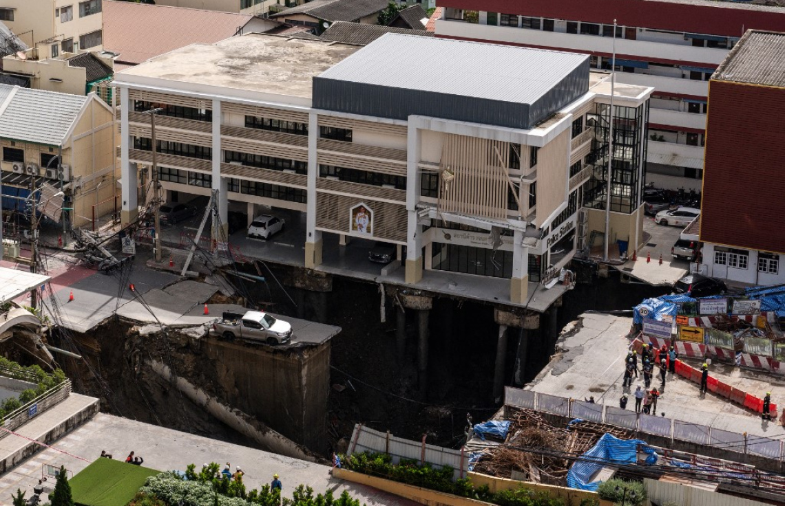 ތައިލެންޑުގެ ވެރިރަށް ބެންކޮކްގައި ހުންނަ ވަޖިރާ ހޮސްޕިޓަލުގެ ކުރިމަތިން ބިންގަނޑު އަޑިއަށްގޮސް ބޮޑު ވަޅުގަނޑެއް ހެދިފައި. -- ފޮޓޯ: އޭއެފްޕީ