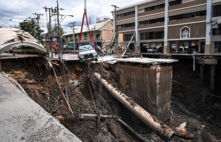 ބެންކޮކްގެ ހޮސްޕިޓަލެއްގެ ކުރިމަތިން ބޮޑު ވަޅުގަނޑެއް