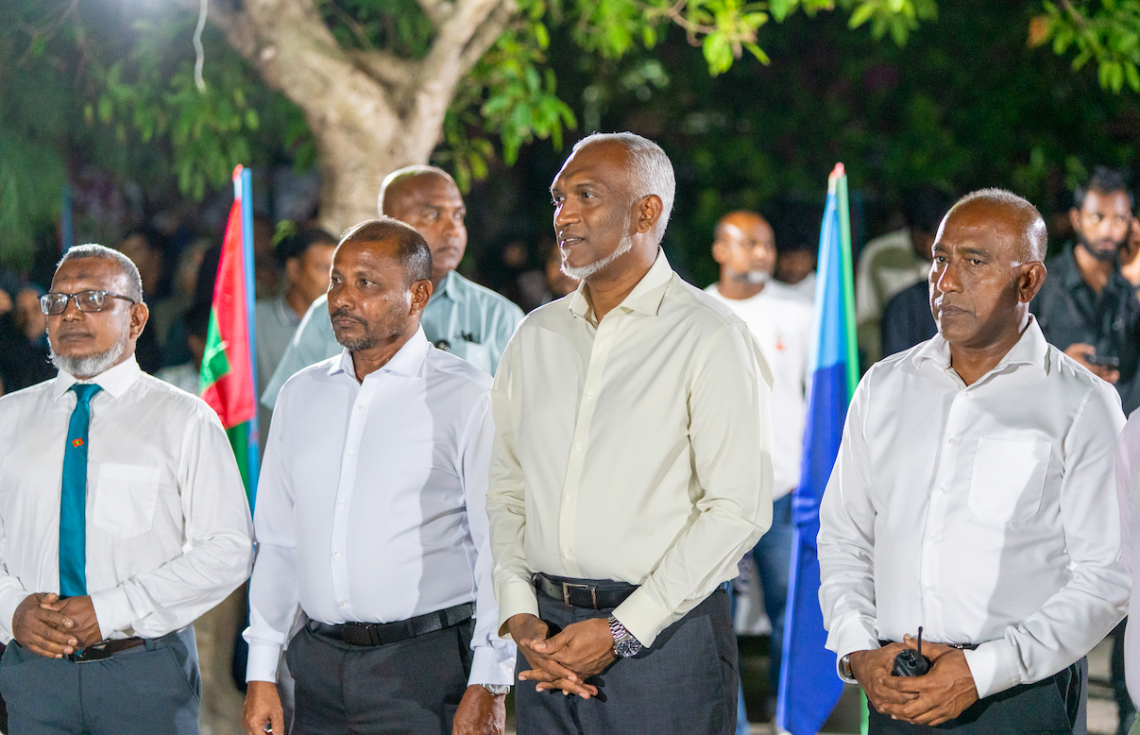 ތ. އަތޮޅުގައި އާރްޓީއެލް ފެރީގެ ހިދުމަތް ފެށުމަށް އެ އަތޮޅު ވޭމަންޑޫގައި ބޭއްވި ރަސްމިއްޔާތުގައި ރައީސް ޑރ. މުހައްމަދު މުއިއްޒު އަދި އެހެން ބައެއް ބޭފުޅުން ބައިވެރިވެ ވަޑައިގަންނަވަނީ. -- ފޮޓޯ: މިހާރު