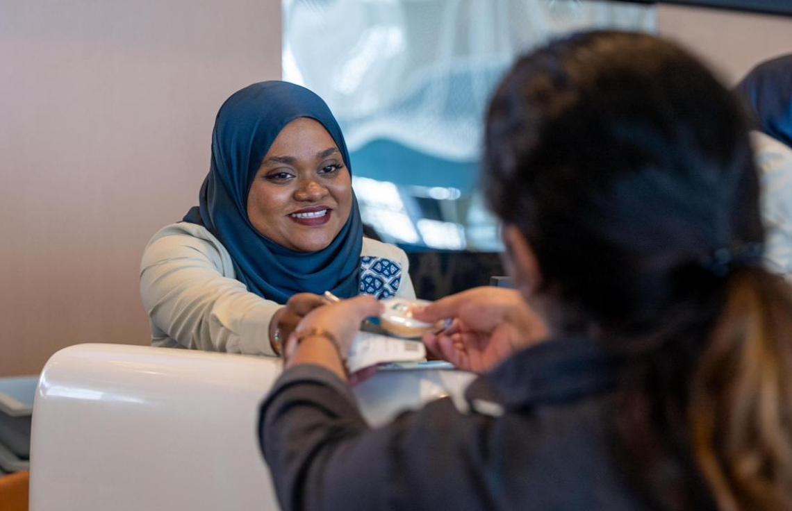 އިންޑިގޯ އިން ދަތުރުކުރާ ފަސިންޖަރަކަށް ހިދުމަތް ދެނީ -- ފޮޓޯ: އެމްއޭސީއެލް