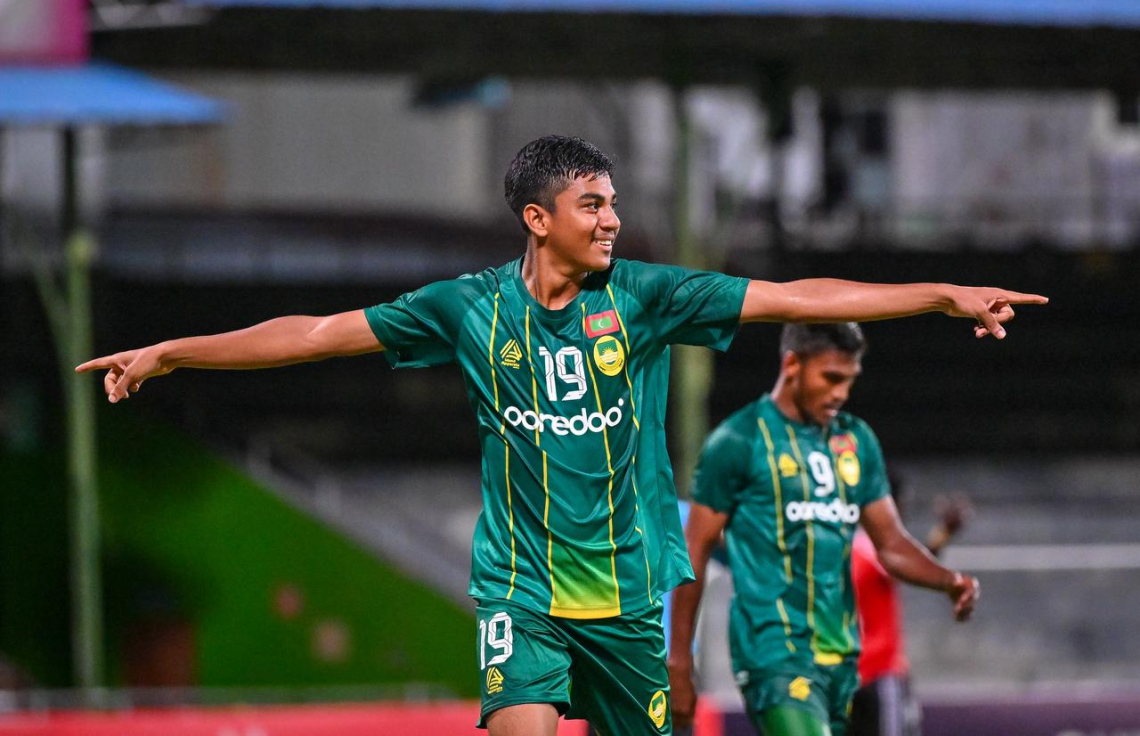 އެނބުރިއައި އިލާން ހަދިޔާކުރި ލަނޑުން މާޒިޔާ ކުރިއަށް