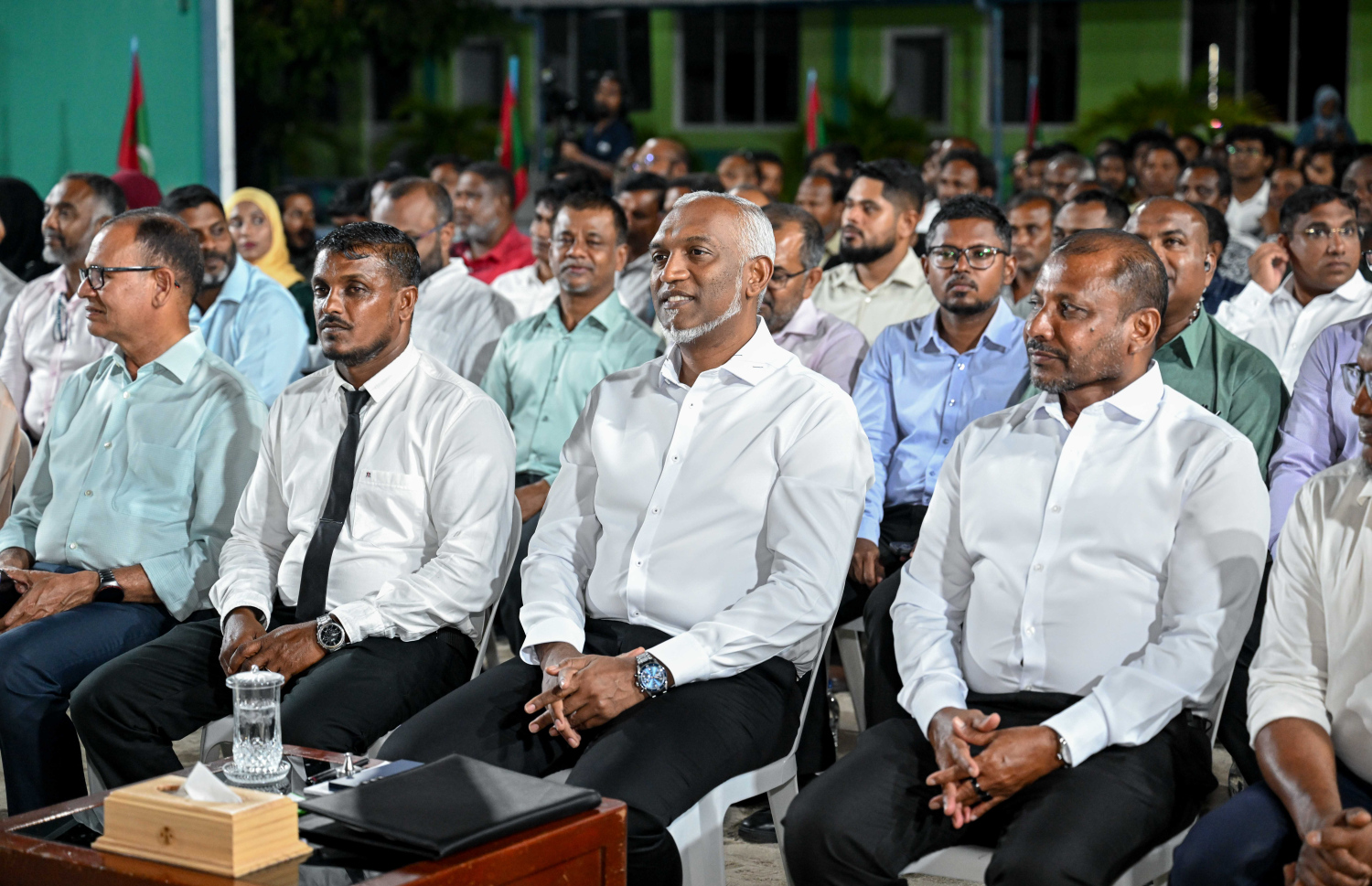ވޭމަންޑޫގެ ރައްޔިތުންނާ ރައީސް މުއިއްޒު ބައްދަލުކުރައްވަން މިރޭ ބޭއްވި ޖަލްސާގައި އެ މަނިކުފާނު ބައިވެެރިވެވަޑައިގަންނަވަނީ.---ފޮޓޯ: ރައީސް އޮފީސް