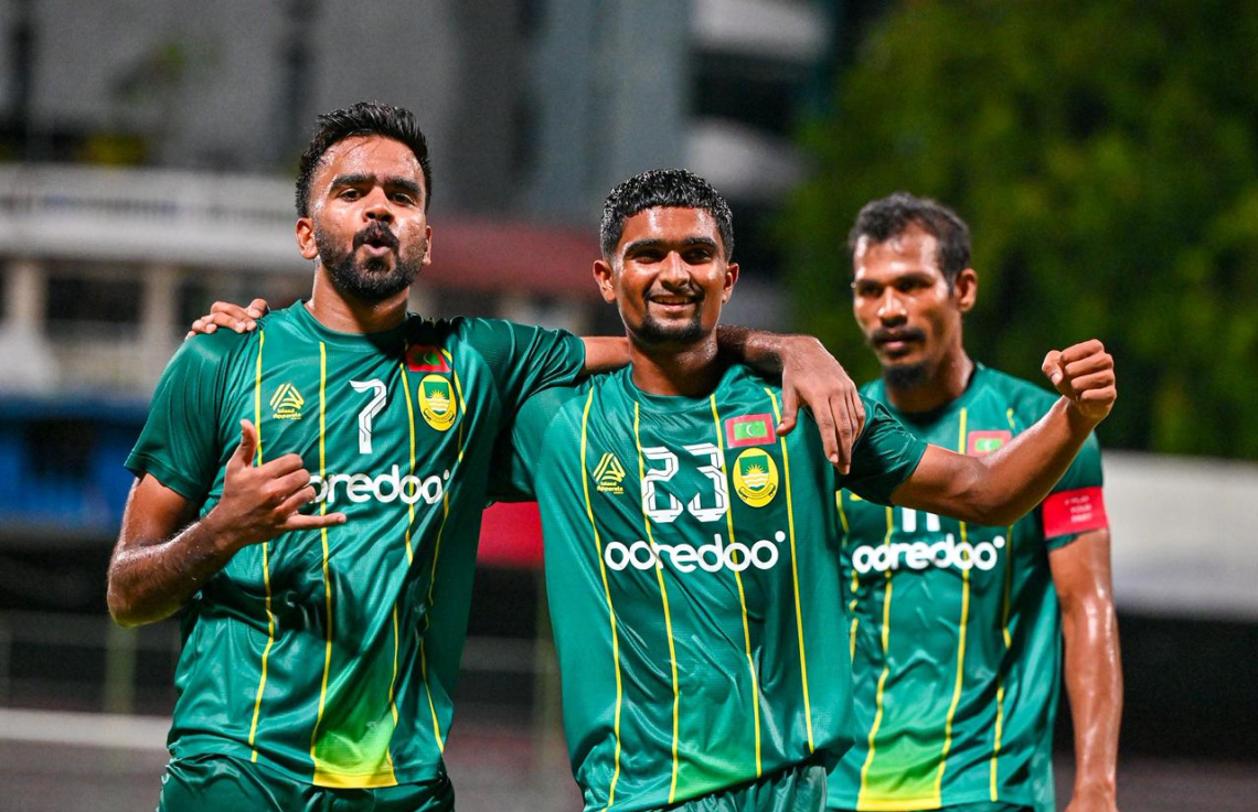 މާޒިޔާ އަށް ދެވަނަ ލަނޑު ޖަހައި ދިން ހަސަން ނަޒީމް ޗޯޓް (ވ) އާއި މެޗުގެ މޮޅު ކުޅުންތެރިޔާގެ މަގާމު ހޯދި އައިހަމް --- ފޮޓޯ: ފަޔާޒު މޫސާ | މިހާރު