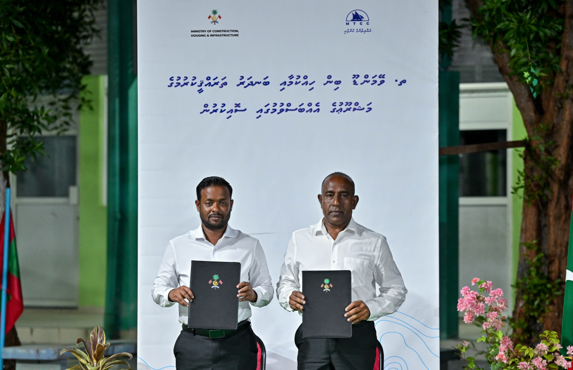 ވޭމަންޑޫގެ ބިން ހިއްކުމާއި ބަނދަރު އަޕްގްރޭޑް ކުރުމުގެ އެއްބަސްވުމުގައި ރޭ ސޮއިކުރެއްވުމަށް ފަހު، ކޮންސްޓްރަކްޝަން މިނިސްޓަރު މުއްތަލިބާއި އެމްޓީސީސީގެ އެމްޑީ ސައުދީ ފޮޓޯއަކަށް ހުއްޓިވަޑައިގެން.---ފޮޓޯ: ރައީސް އޮފީސް