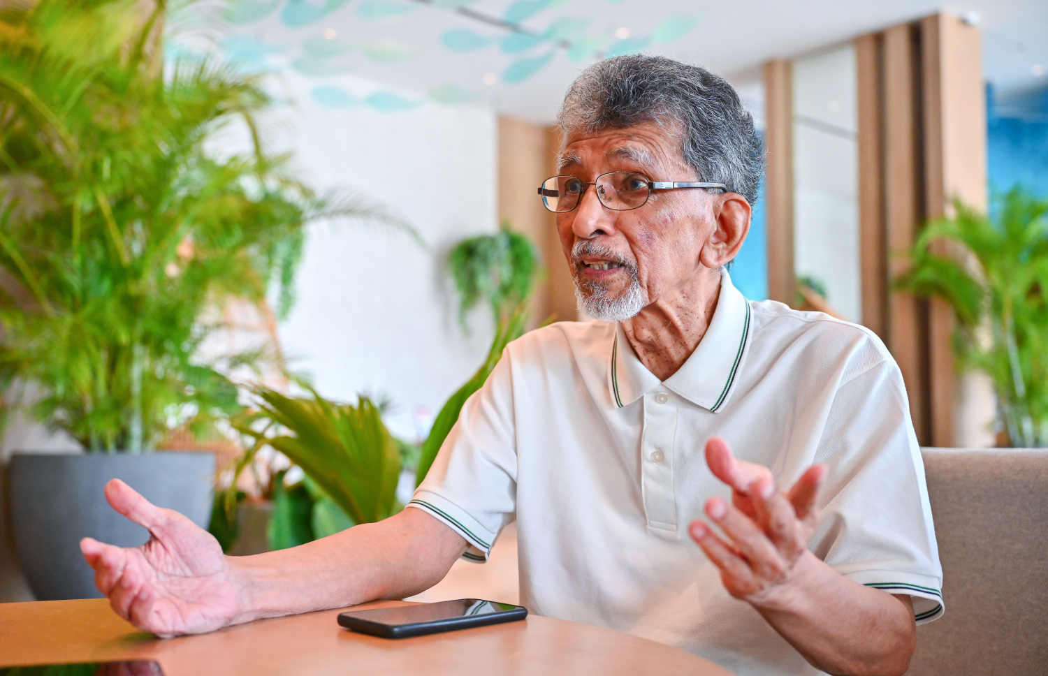 އިސްލާމީ މަރުކަޒު ކުރެހި، މެލޭޝިއާގެ އާކިޓެކްޓް ހާޖީދާރު އަބްދުލް މަޖީދު "މިހާރު" ގެ ނޫސްވެރިންނާ މިދިޔަ ބުރާސްފަތި ދުވަހު ވާހަކަ ދައްކަވަނީ.--- ފޮޓޯ: ފަޔާޒު މޫސާ | މިހާރު