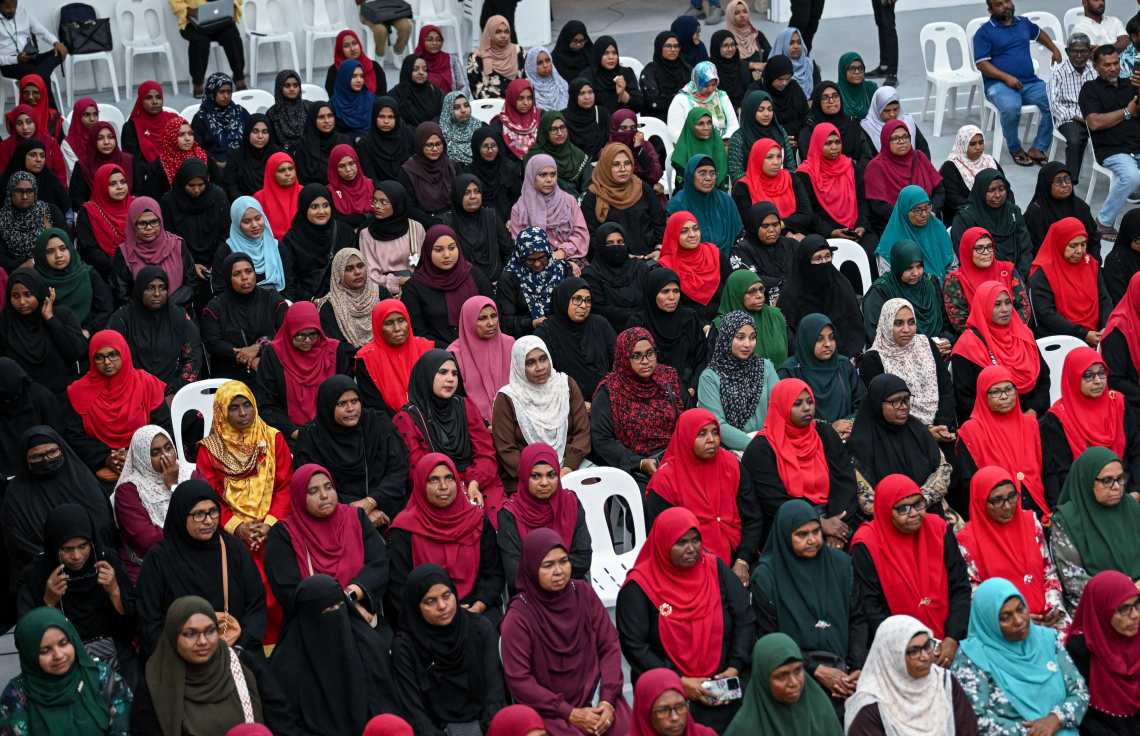 ރައީސް މުއިއްޒު ގުރައިދޫގެ ރައްޔިތުންނާ ބައްދަލުކުރައްވަން ރޭ ބޭއްވި ޖަލްސާ އަށް ހާޒިރުވި ބައެއް މީހުން.---ފޮޓޯ: ރައީސް އޮފީސް