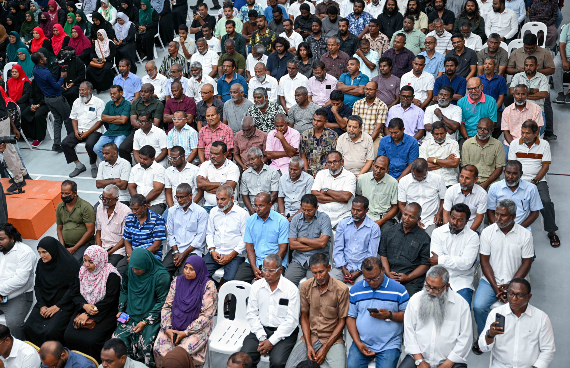 ރައީސް މުއިއްޒު ގުރައިދޫގެ ރައްޔިތުންނާ ބައްދަލުކުރައްވަން ރޭ ބޭއްވި ޖަލްސާ އަށް ހާޒިރުވި ބައެއް މީހުން.---ފޮޓޯ: ރައީސް އޮފީސް