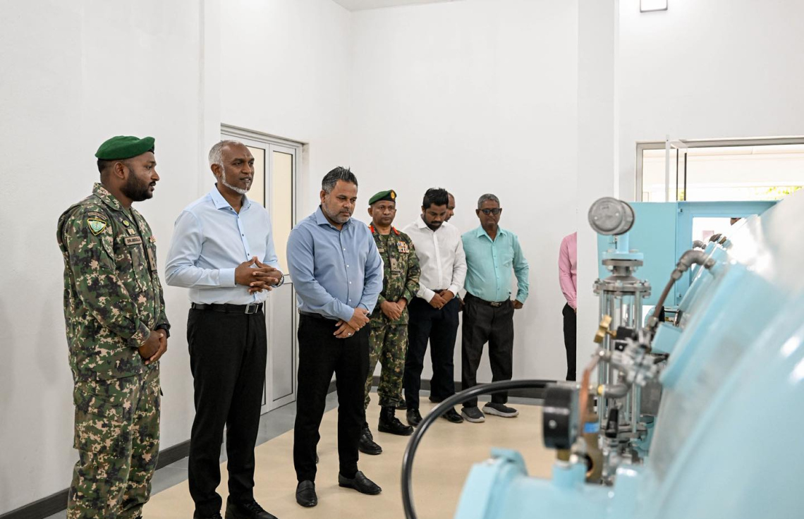 ގުރައިދޫގައި ބެހެއްޓި ޑީކޯ ޗެމްބަރުގެ މައުލޫމާތު ރައީސަށް މިއަދު އަރުވަނީ.---ފޮޓޯ: ރައީސް އޮފީސް