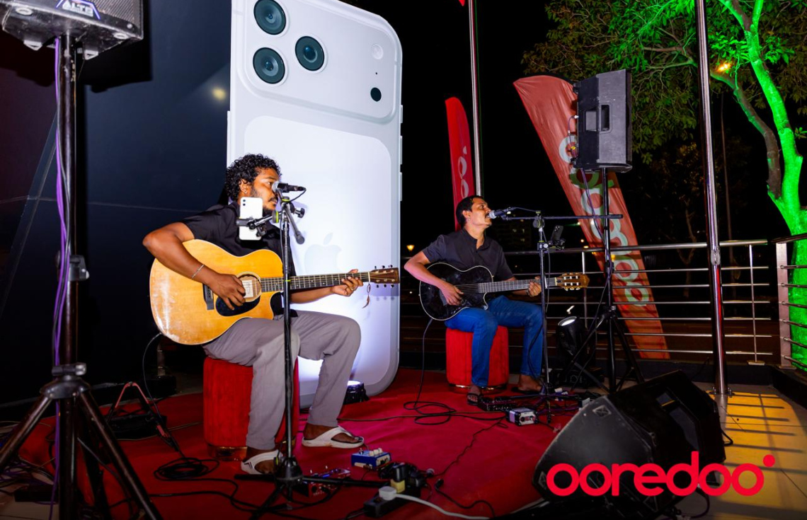 އުރީދޫ މެދުވެރިކޮށް ޕްރީ އޯޑަރު ކޮށްގެން އައިފޯނު 17 ލިބުނު ކަސްޓަމަރުންނާ ފޯނު ހަވާލު ކުރުމަށް ރޭ ބޭއްވި ހާއްސަ ހަރަކާތުގައި މިއުޒިކް ކުޅެނީ.