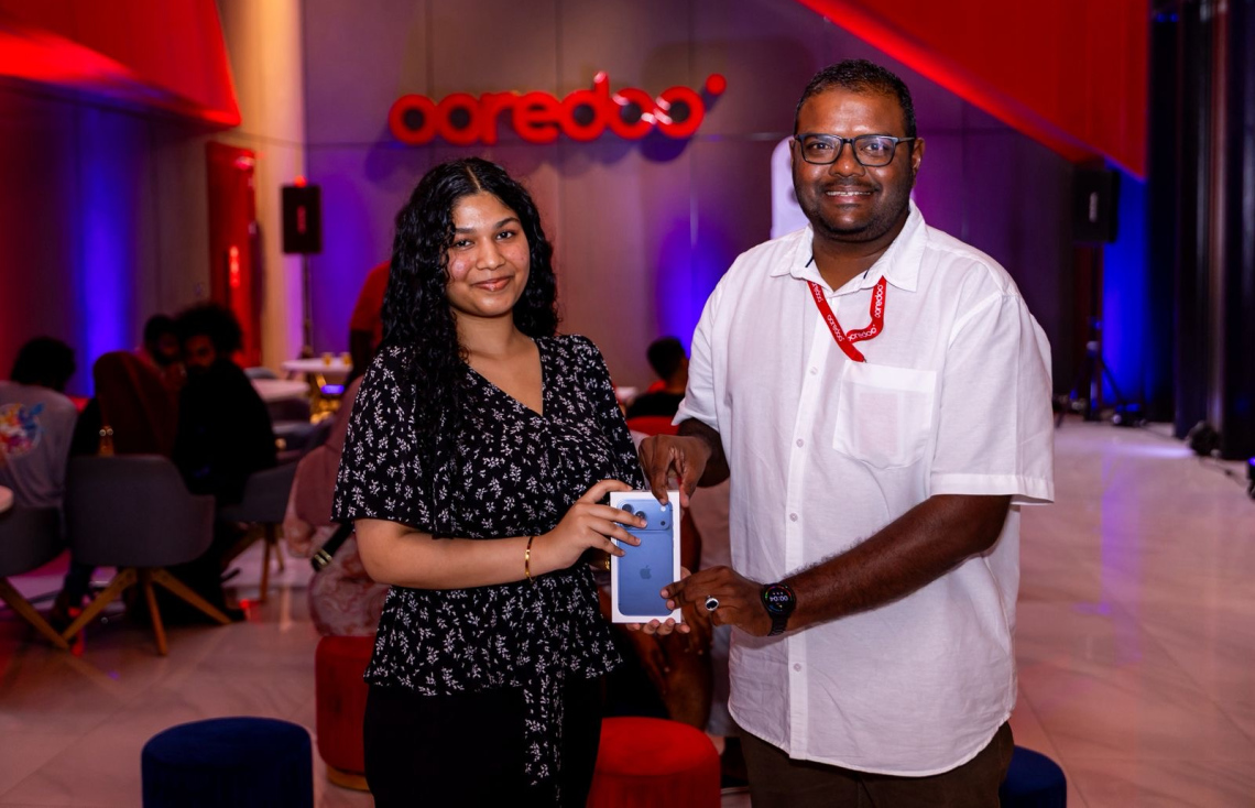 އުރީދޫ މެދުވެރިކޮށް ޕްރީ އޯޑަރު ކޮށްގެން އައިފޯނު 17 ލިބުނު ކަސްޓަމަރަކާ ރޭ ފޯނު ހަވާލުކުރަނީ.