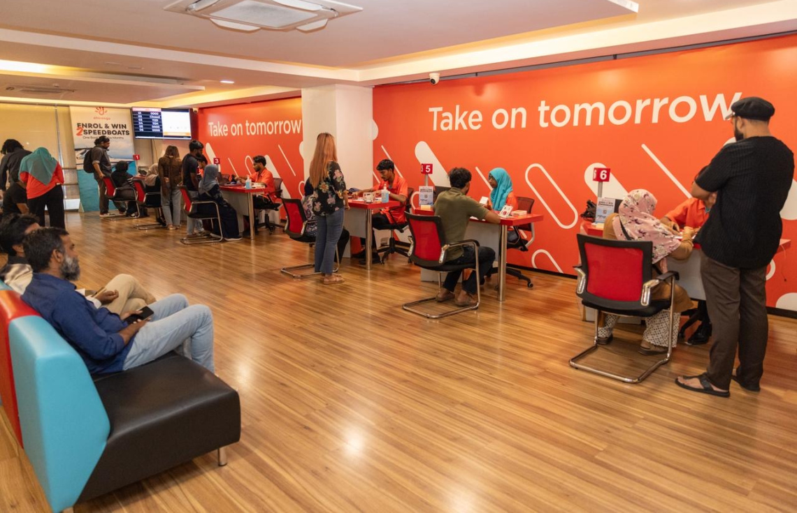 ދިރާގުން ޕްރީއޯޑަރުކުރި ކަސްޓަމަރުންނާ ފޯނު ހަވާލުކޮށްފި