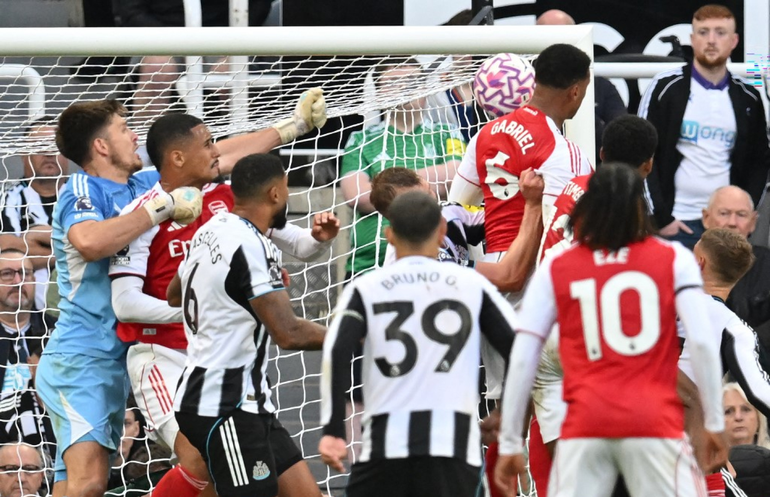 ގެބްރިއެލް އާސެނަލް މޮޅުވި ލަނޑު ޖަހަނީ.-- ފޮޓޯ: އޭއެފްޕީ