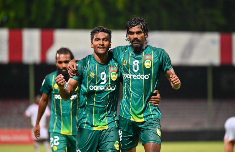 ބުރު ކޮޅަށް ތިން ލަނޑު ޖަހައި މާޒިޔާއިން ފޯމުގައި