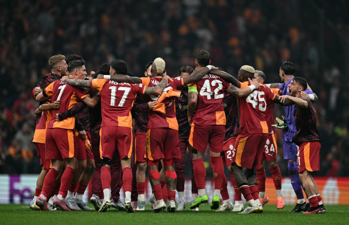 ގަލަތަސަރާއީގެ ކުޅުންތެރިން މޮޅުވުމުން އުފާފާޅުކުރަނީ.-- ފޮޓޯ: އޭއެފްޕީ