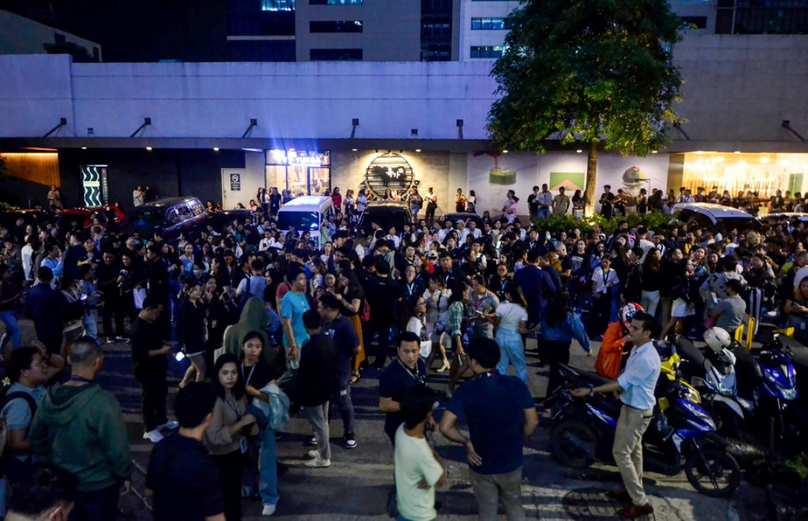 ފިލިޕިންސަށް އައި ބިންހެލުމަށް ފަހު ރޭގަނޑު އައި ލޮޅުންތަކުގެ ބިރަށް އާންމުން މަގުމަތީގައި. -- ފޮޓޯ: އޭއެފްޕީ