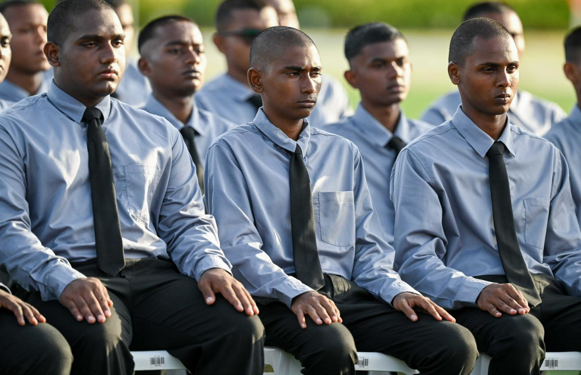 މޯލްޑިވްސް ނެޝަނަލް ސާވިސްގެ ފުރަތަމަ ބެޗްގައި ތަމްރީނުވާ ދަރިވަރުންތަކެއް. -- ފޮޓޯ: ރައީސް އޮފީސް