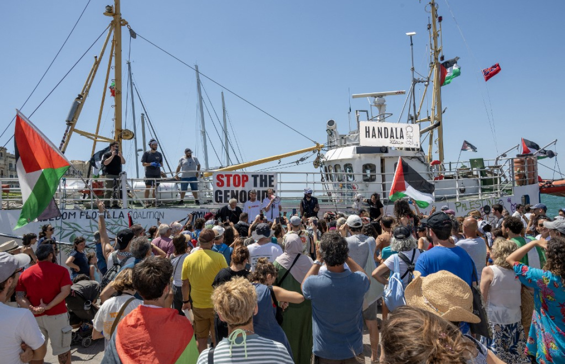 ފްލޮޓީލާގެ އުޅަނދެއް ބަނދަރަކާ ގާތްކުރުމުން ފަލަސްތީނަށް ތާއީދުކުރާ މީހުން އެއްވެފައި.-