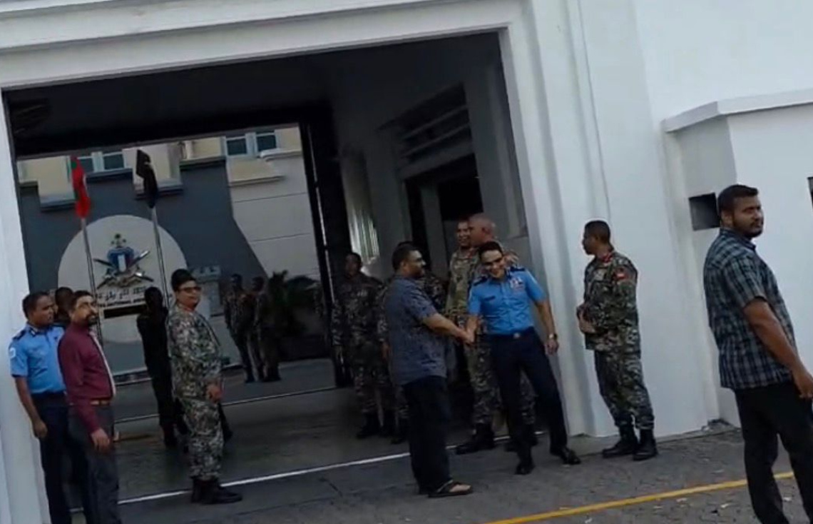 ސިފައިންނާއި ފުލުހުންގެ އިސްވެރިންގެ ބައްދަލުވުމަށް ފަހު، ޑިފެންސް މިނިސްޓަރު ޣައްސާން ސިފައިންގެ މައި މަރުކަޒުން މިއަދު ހަވީރު ނުކުމެވަޑައިގެން ފުލުހުންގެ އިސް އޮފިސަރަކާ ސަލާން ކުރައްވަނީ.