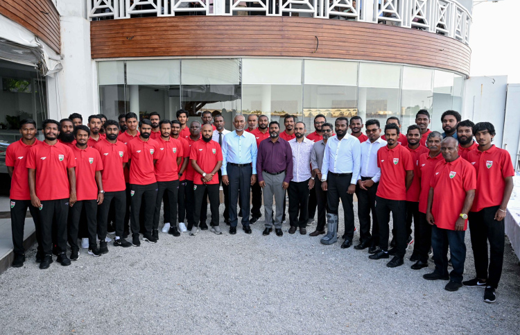 ރައީސް ގައުމީ ޓީމާއެކު، އެހީތެރިކަން ކަށަވަރުކޮށްދެއްވި