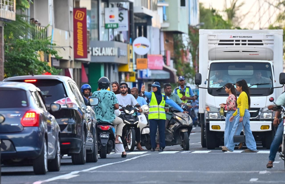ފުލުހަކު މިއަދު ހަވީރު މާލޭގެ މަގެއްގައި ޓްރެފިކް ބަލަހައްޓަނީ.---ފޮޓޯ: ފަޔާޒު މޫސާ| މިހާރު