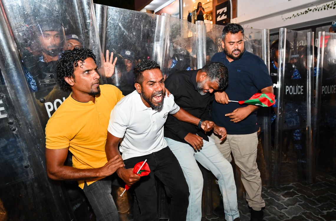 "ލޫޓުވައިފި ލޫޓޫވައިފި" ނަމުގައި އިދިކޮޅު އެމްޑީޕީން ބޭއްވި އެއްވުމުގެ ބައެއް ބައިވެރިން މަޖީދީ މަގުން ކުރިއަށް ދާން މަސައްކަތް ކުރާއިރު، ފުލުހުން ޝީލްޑް ބޭނުންކޮށްގެން އެ މީހުން ހުއްޓުވުމަށް މަސައްކަތް ކުރަނީ.--- ފޮޓޯ: ފަޔާޒު މޫސާ | މިހާރު