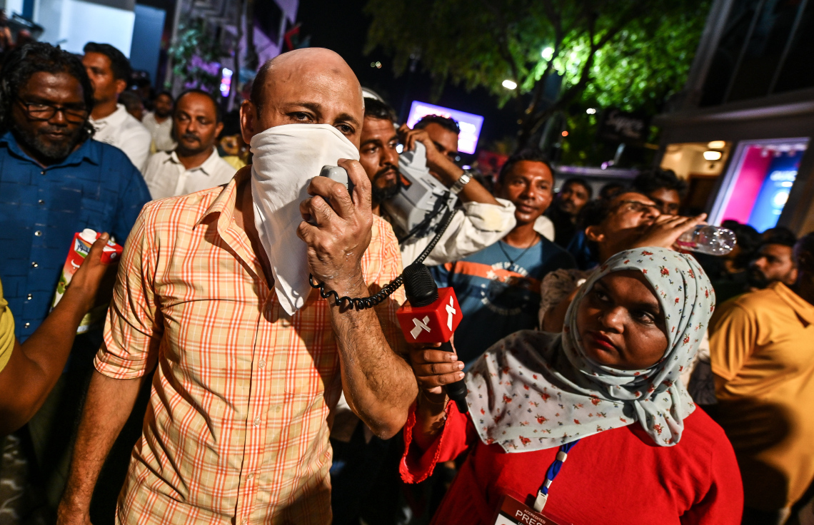 "ލޫޓުވައިފި ލޫޓޫވައިފި" ނަމުގައި އިދިކޮޅު އެމްޑީޕީން ބޭއްވި އެއްވުމުގައި އެ ޕާޓީގެ އެކްޓިވިސްޓު މާޒް ސަލީމް ވާހަކަ ދައްކަނީ.--- ފޮޓޯ: ފަޔާޒު މޫސާ | މިހާރު