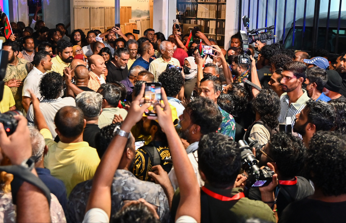 އެމްޑީޕީން މާލޭގެ އާޓިފިޝަލް ބީޗު ސަރަހަްދުގައި ބޭއްވި ބޮޑު އެއްވުމުގައި ކުރީގެ ރައީސް އިބްރާހިމް މުހައްމަދު ސޯލިހާއި އެ ޕާޓީގެ ލީޑަޝިޕްގެ ބޭފުޅުން މަޑުކޮށްލައްވައިގެން.---ފޮޓޯ: ފަޔާޒު މޫސާ| މިހާރު