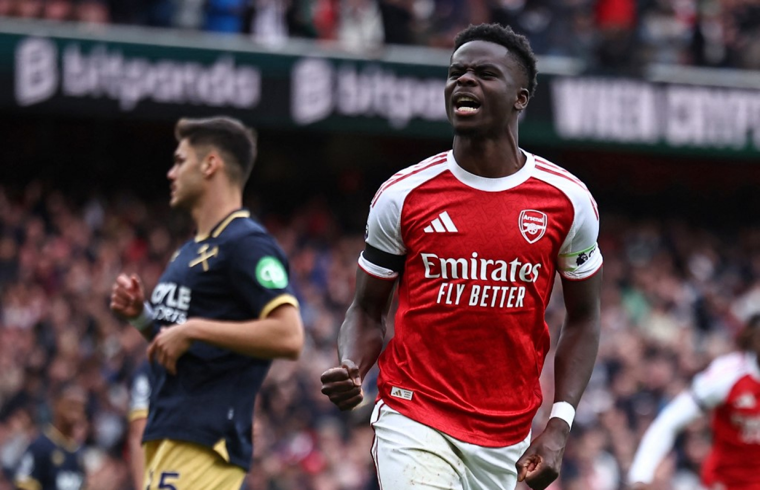 މިރޭގެ މެޗުގައި ސަކާ އާސެނަލަށް ލަނޑު ޖަހައިދިނުމަށް ފަހު.-- ފޮޓޯ: އޭއެފްޕީ