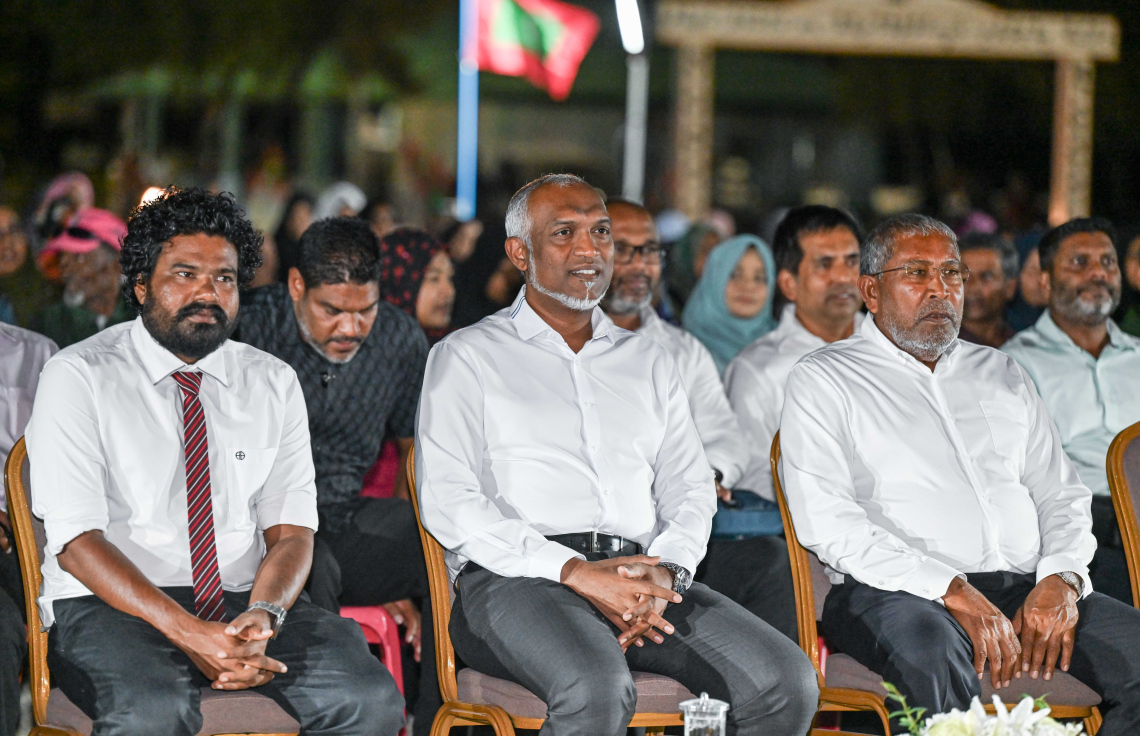 މާމިގިލީގެ ރައްޔިތުންނާ ރައީސް މުއިއްޒު ބައްދަލުކުރައްވަން ރޭ ބޭއްވި ޖަލްސާގައި އެ މަނިކުފާނާއި މާމިގިލި ދާއިރާގެ މެމްބަރު ގާސިމް ބައިވެރިވެވަޑައިގަންނަވަނީ.---ފޮޓޯ: ރައީސް އޮފީސް