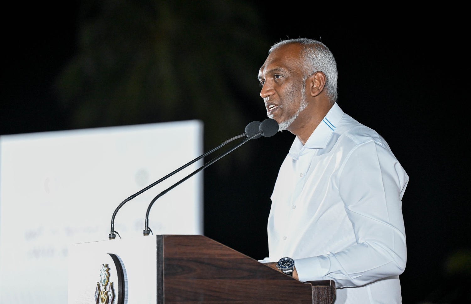 މާމިގިލީގެ ރައްޔިތުންނާ ރައީސް މުއިއްޒު ބައްދަލުކުރައްވަން ރޭ ބޭއްވި ޖަލްސާގައި އެ މަނިކުފާނު ވާހަކަފުޅު ދައްކަވަނީ.---ފޮޓޯ: ރައީސް އޮފީސް