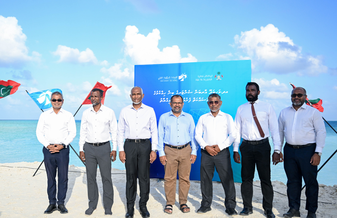 މަހިބަދޫ އިހުތިސާސްގައި އޮންނަ މާފަރު ފަޅު، އާބަން ސެންޓަރެއްގެ ގޮތުގައި ތަރައްގީ ކުރުމުގެ އަމަލީ މަސައްކަތް ފެށުމަށް މިއަދު ބޭއްވި ރަސްމިއްޔާތުގައި ރައީސް މުއިއްޒާއި ފިނޭންސް މިނިސްޓަރު ޒަމީރާއި ޓޫރިޒަމް މިނިސްޓަރު ތޯރިގާއި މަހިބަދޫ ދާއިރާގެ މެމްބަރު ތޯރިގު އަދި އެމްއޭސީއެލްގެ އެމްޑީ ޝަރީފު ބައިވެރިވެވަޑައިގެން ފޮޓޯއަކަށް ހުއްޓި ވަޑައިގެން.---ފޮޓޯ: ރައީސް އޮފީސް