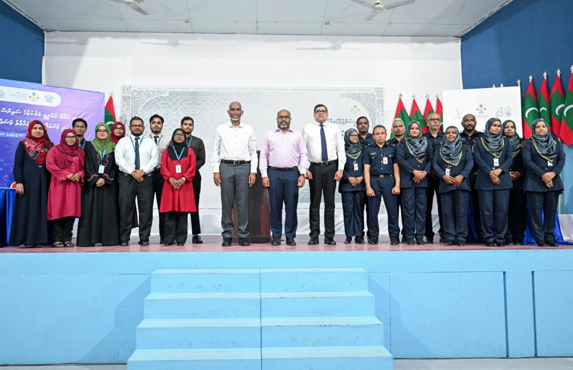 ހުރިހާ އަތޮޅެއްގައި ޕާސްޕޯޓު އަދި އައިޑީ ކާޑު ހެއްދުމުގެ ހިދުމަތް ފެށުން އދ. މަހިބަދޫގައި ފާހަގަކުރަނީ. --ފޮޓޯ: ރައީސް އޮފީސް