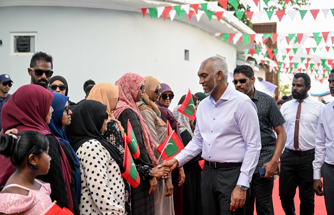 ރައީސް މުއިއްޒު މިއަދު ހަވީރު މަހިބަދު އަށް ވަޑައިގަތުމުން އެ މަނިކުފާނަށް މަރުހަބާ ދަންނަވަން ނުކުތް މީހުންނާ ސަލާން ކުރައްވަނީ.---ފޮޓޯ: ރައީސް އޮފީސް