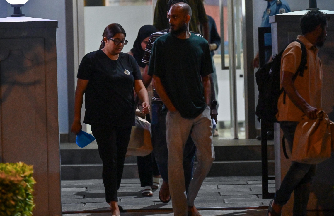 ފައެނާ އާއި އޭނާގެ ފިރިމީހާ އަޒްހާދު ރޭ ހައްޔަރު ކޮށްގެން ރޭ ގެންދަނީ.---ފޮޓޯ: ފަޔާޒު މޫސާ| މިހާރު