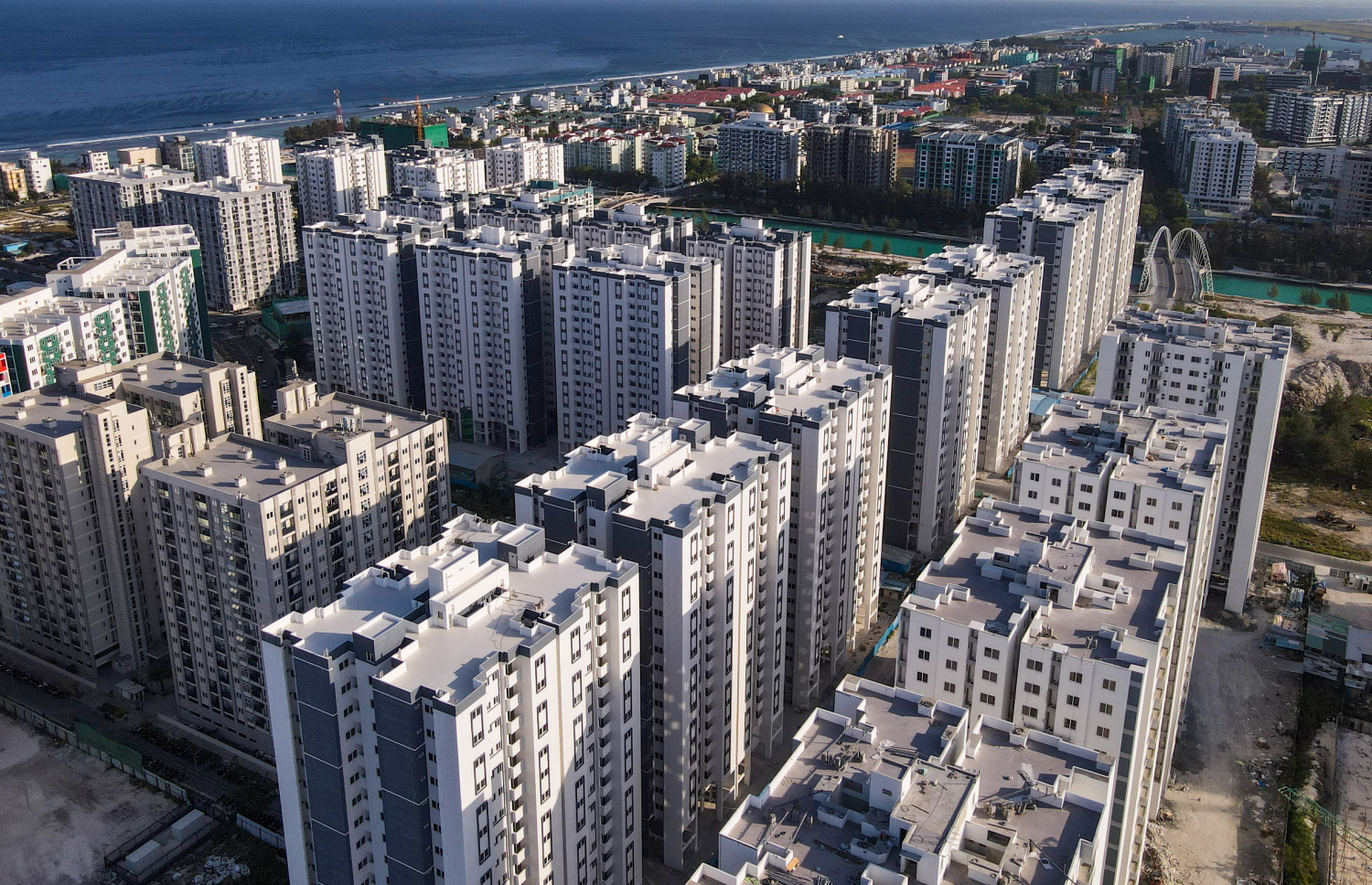 ގެދޮރުވެރިޔާ މަޝްރޫއުގައި އިމާރާތްކޮށްފައިވާ ފްލެޓްތަކެއް: އެތަނުގައި މިހާރު މީހުން އާބާދުވާން ވަނީ ފަށާފައި.-- ފޮޓޯ: ފަޔާޒު މޫސާ | މިހާރު