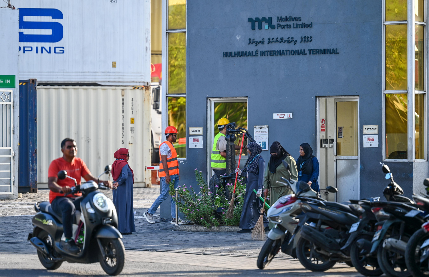 ހުޅުމާލޭގައި ހުންނަ އެމްޕީއެލްގެ ޕޯޓް ސަރަހައްދު: ވަގަށް އެތެރެކުރި ސިނގިރެޓް އެތަނުން ބޭރަށް ނެރުނު ގޮތުގެ ތަހުގީގުން ފެންނަނީ ސަލާމަތީ ގޮތުން ހުރި ބޮޑެތި ބާގަނޑުތައް.-- ފޮޓޯ: ފަޔާޒު މޫސާ | މިހާރު