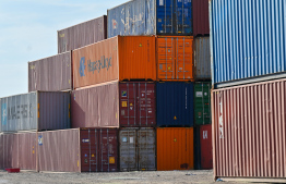 އެމްޕީއެލް ހުޅުމާލޭ ބަނދަރު: އެތަނުގައި ހުރި ދެ ކޮންޓެއިނަރުގެ ސިނގިރޭޓް ވަގަށް ނެގި މައްސަލައިގެ ތަހުގީގަށް މިހާތަނަށް އެނގިފައިވާ ގޮތުގައި މިކަމުގައި ގިނަ ބަޔަކު ބައިވެރިވެ ދުރާލައި ބޮޑެތި މަސައްކަތްތަކެއް ކޮށްފައިވޭ. -- ފޮޓޯ: ފަޔާޒު މޫސާ | މިހާރު