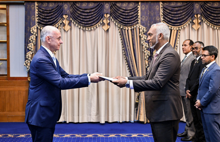 ޖަރުމަނުގެ އާ ސަފީރު ރައީސަށް ފަތްކޮޅު އަރުވައިފި