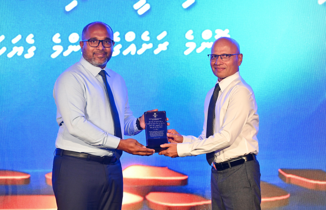 ދިރާގުގެ ކާމިޔާބީ ފާހަގަކޮށް ސަރުކާރުގެ ފަރާތުން ހޯމްލޭންޑް ސެކިއުރިޓީ މިނިސްޓަރު އިހުސާން ދިރާގުގެ ސީއީއޯ އިސްމާއިލް އަށް ހަނދާނީ ފިލައެއް ދެނީ.--- ފޮޓޯ: ފަޔާޒު މޫސާ | މިހާރު