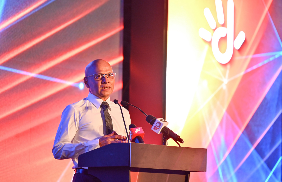 ދިރާގުން މުޅި ރާއްޖެއަށް ފައިބާ ބްރޯޑްބޭންޑް އިންޓަނެޓުގެ ހިދުމަތް ތައާރަފްކުރުމުގެ ކާމިޔާބީ ފާހަގަކުރުމަށް ރޭ ބޭއްވި ރަސްމިއްޔާތުގައި އެ ކުންފުނީގެ ސީއީއޯ އަދި މެނޭޖިން ޑިރެކްޓަރު އިސްމާއިލް ރަޝީދު ވާހަކަ ދައްކަވަނީ.--- ފޮޓޯ: ފަޔާޒު މޫސާ | މިހާރު